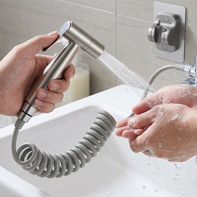 Douchette pour toilette a montage simple sur circuit d'eau froide 