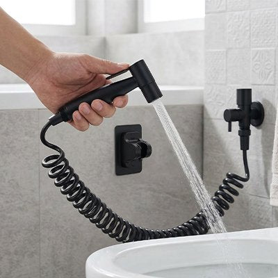 Douchette pour toilette disponible en chrome argenté et noir mat