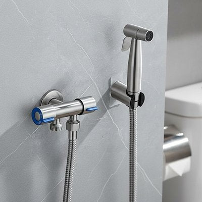 Douchette toilette comprend le support mural pour fixation sécurisée