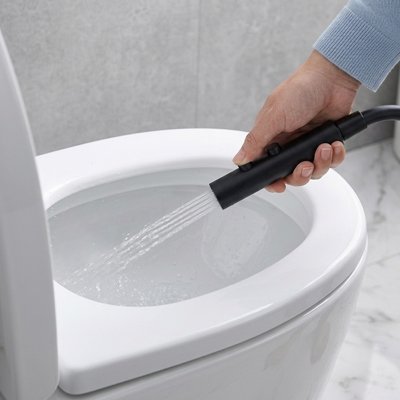 Douchette toilette  légère et maniable facilitant l'utilisation d'une seule main