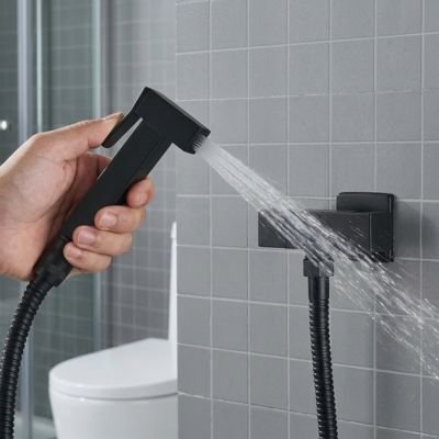 Douchette WC avec tuyau souple tressé assurant durabilité et flexibilite