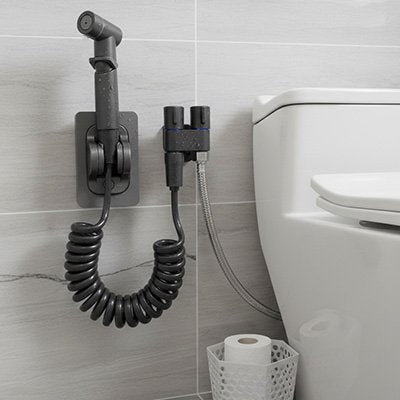Douchette WC avec tuyau spiralé extensible permet une grande flexibilité 