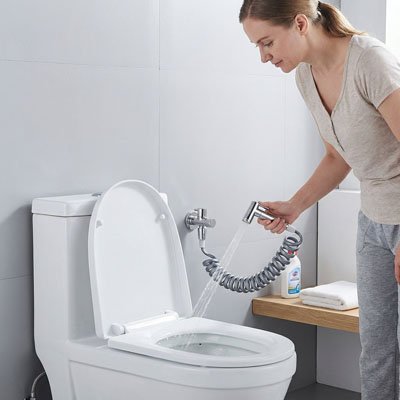 Douchette WC avec une activation par pression manuelle