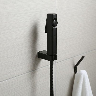 Douchette WC de forme allongée et épurée facilitant la prise 