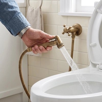 Douchette WC en bronze antique utilisée pour nettoyer la cuvette