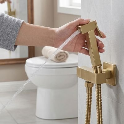 Douchette WC jet precis facilitant l'hygiene intime et le nettoyage 