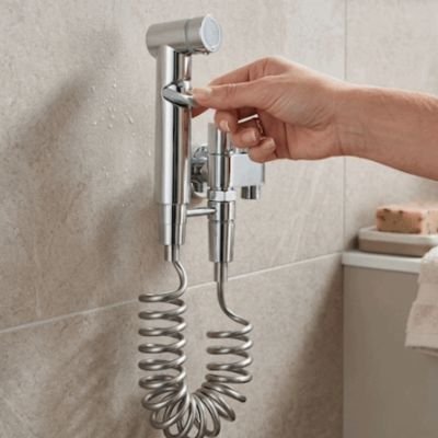 Douchette WC offrant une solution d'hygiène intime supérieure