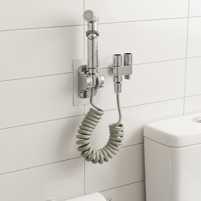 Douchette WC qui comprend support mural avec accroche intégrée