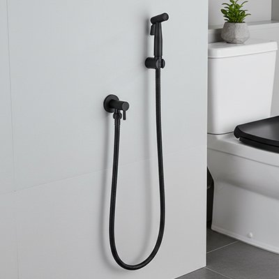 Douchette WC s'intègre harmonieusement le long du mur