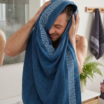 Drap de bain au textile moelleux procurant une sensation agréable