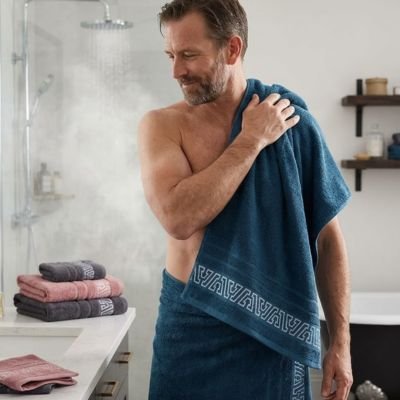 Drap de bain offert en gris bleu et gris fonce