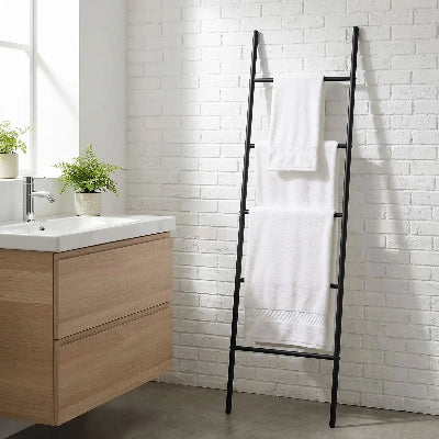 echelle porte serviette accoter sur le mur
