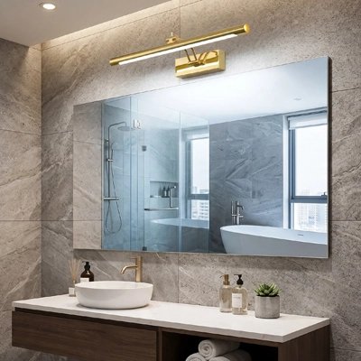 Éclairage mural LED doré installé au-dessus d’un grand miroir