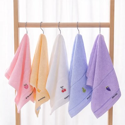 Essuie-mains avec boucle de suspension intégrée pour un rangement 