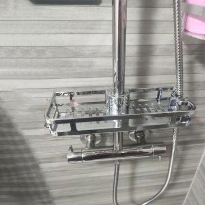 Étagère avec structure renforcée supportant bouteilles de shampoing 