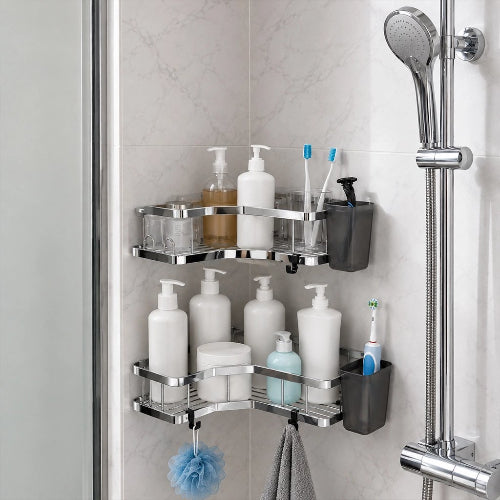 Étagère de douche d’angle garnie de shampoings et de gels douche