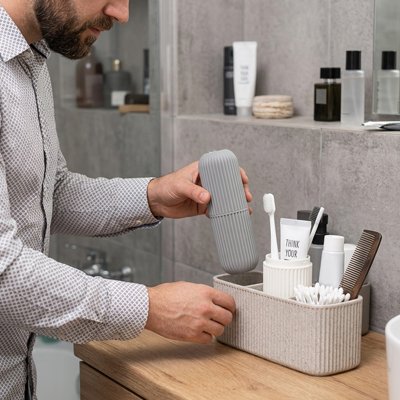 Étui brosse à dents et dentifrice posé près du lavabo