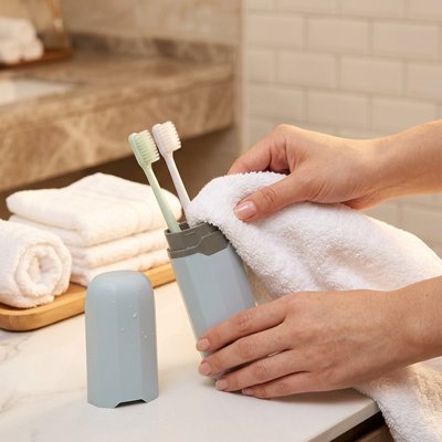 ​Étui de voyage compact pour ranger plusieurs brosses à dents