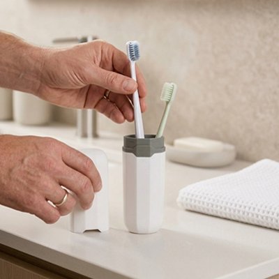 ​Étui pour brosses à dents posé sur un lavabo