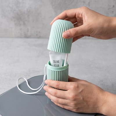 ​Étui vert pour brosse à dents avec couvercle hermétique