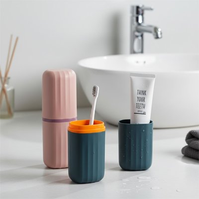Étuis de rangement brosse à dents posés près d’un lavabo
