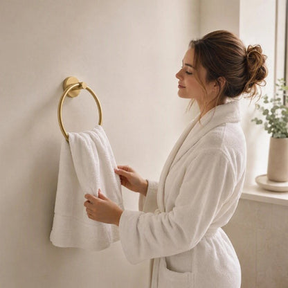 Femme en peignoir utilisant une serviette sur un porte-serviette