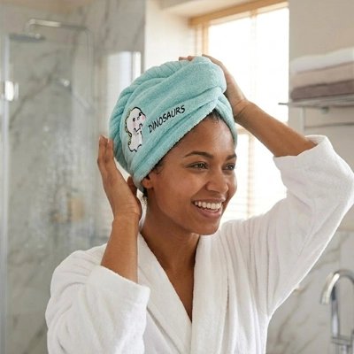 Femme portant une serviette pour cheveux microfibre après sa douche