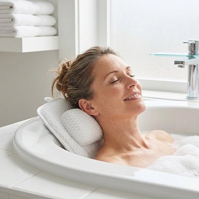 Femme profitant d’un bain relaxant avec un coussin de bain