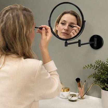 Femme se maquillant devant un miroir grossissant mural noir