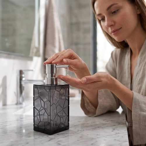 Femme utilisant un distributeur de savon texturé noir