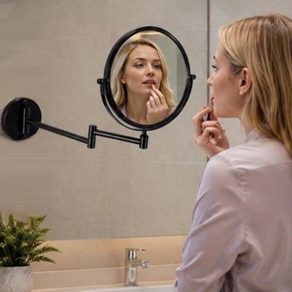 Femme utilisant un miroir grossissant noir pour les soins du visage