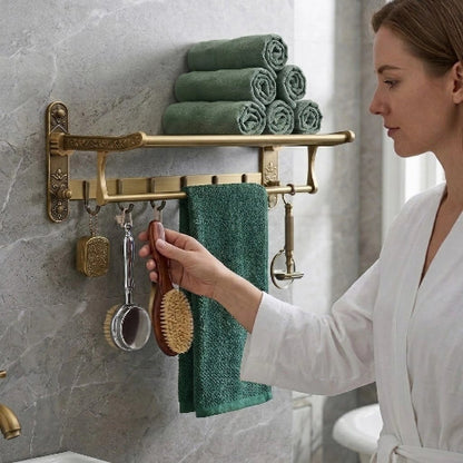 Femme utilisant une étagère porte-serviette murale en bronze brossé