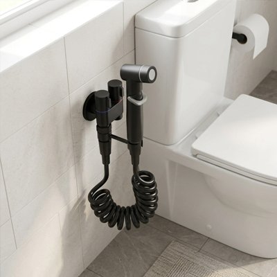 Flexible noir pour douchette WC installé à côté des toilettes