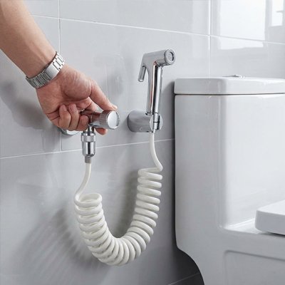 Flexible spiralé blanc pour douchette WC en cours d’utilisation