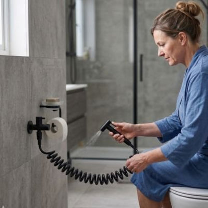 gDouchette WC noire avec flexible spiralé extensible et fixation murale