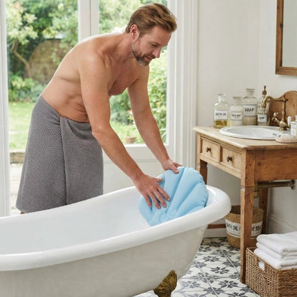 Homme installant un coussin pour baignoire bleu
