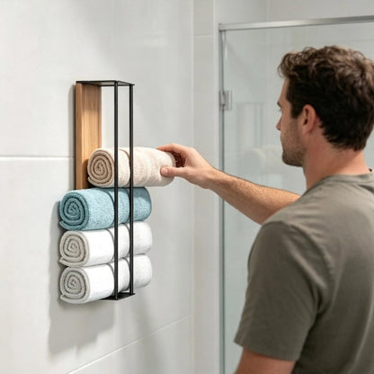 Homme prenant une serviette verte sur un rangement mural vertical