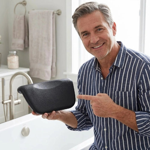 Homme présentant un coussin pour baignoire noir