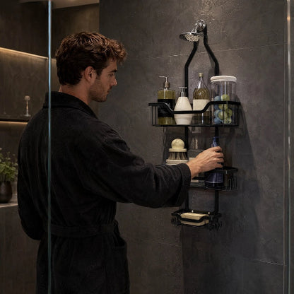 Homme utilisant une étagère de douche suspendue noire