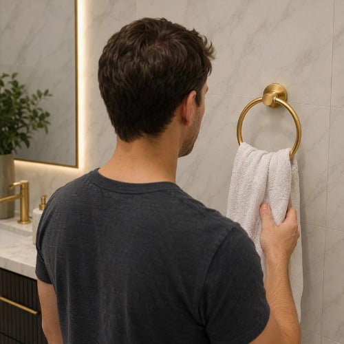 Homme utilisant une serviette suspendue à un porte-serviette