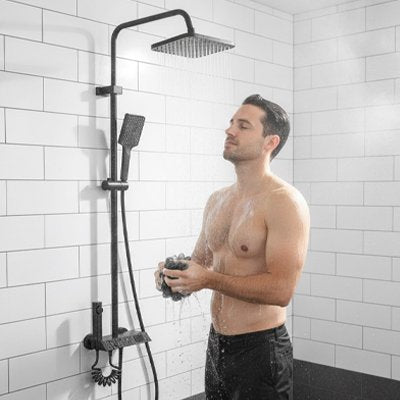 l' homme apprécie l'effet pluie de la Colonne de douche