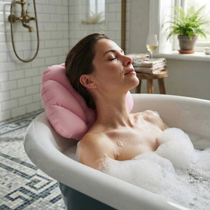 La tête d'une femme appuyée sur un coussin pour baignoire rose