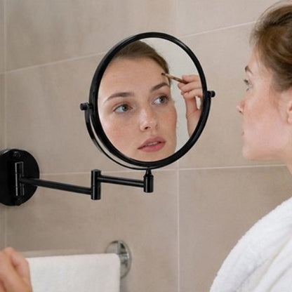 Miroir de maquillage double face orientable dans une salle de bain