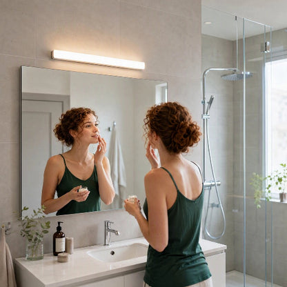 Miroir éclairé par une applique murale de salle de bain