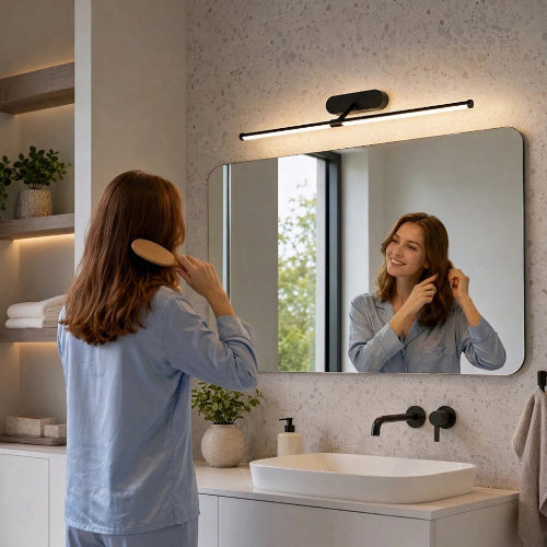 Miroir rectangulaire surmonté d’une applique murale LED noire