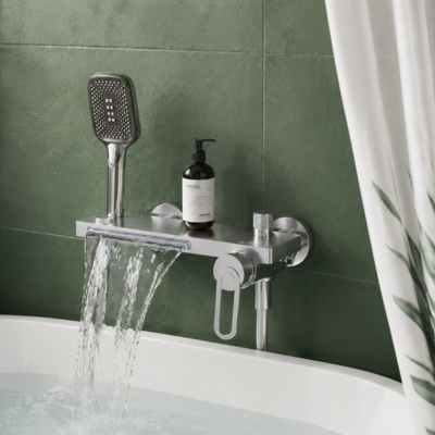 mitigeur-baignoire-argent-a-effet-cascade-sur-un-mur-vert