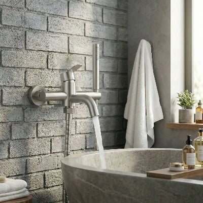 mitigeur-baignoire-argent-brossé-sur-mur-de-brique