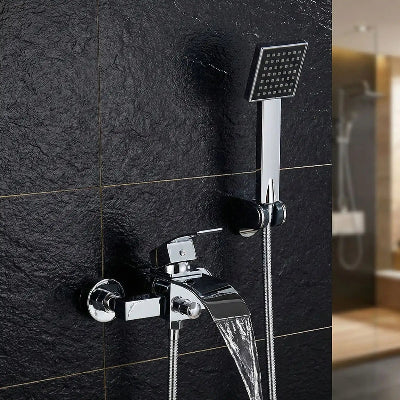 mitigeur-baignoire-argent-chromé-sur-mur-noir