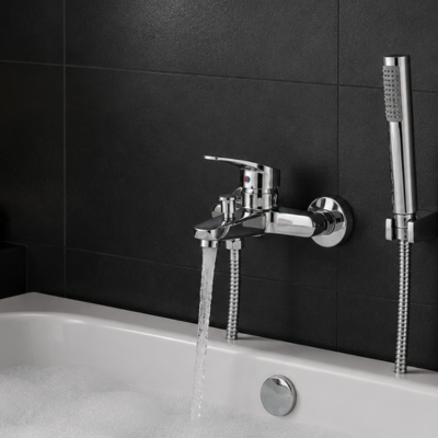 mitigeur-baignoire-argent-fixer-sur-un-mur-noir