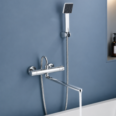 mitigeur-baignoire-avec-long-bec-qui-coule-sur-mur-bleu